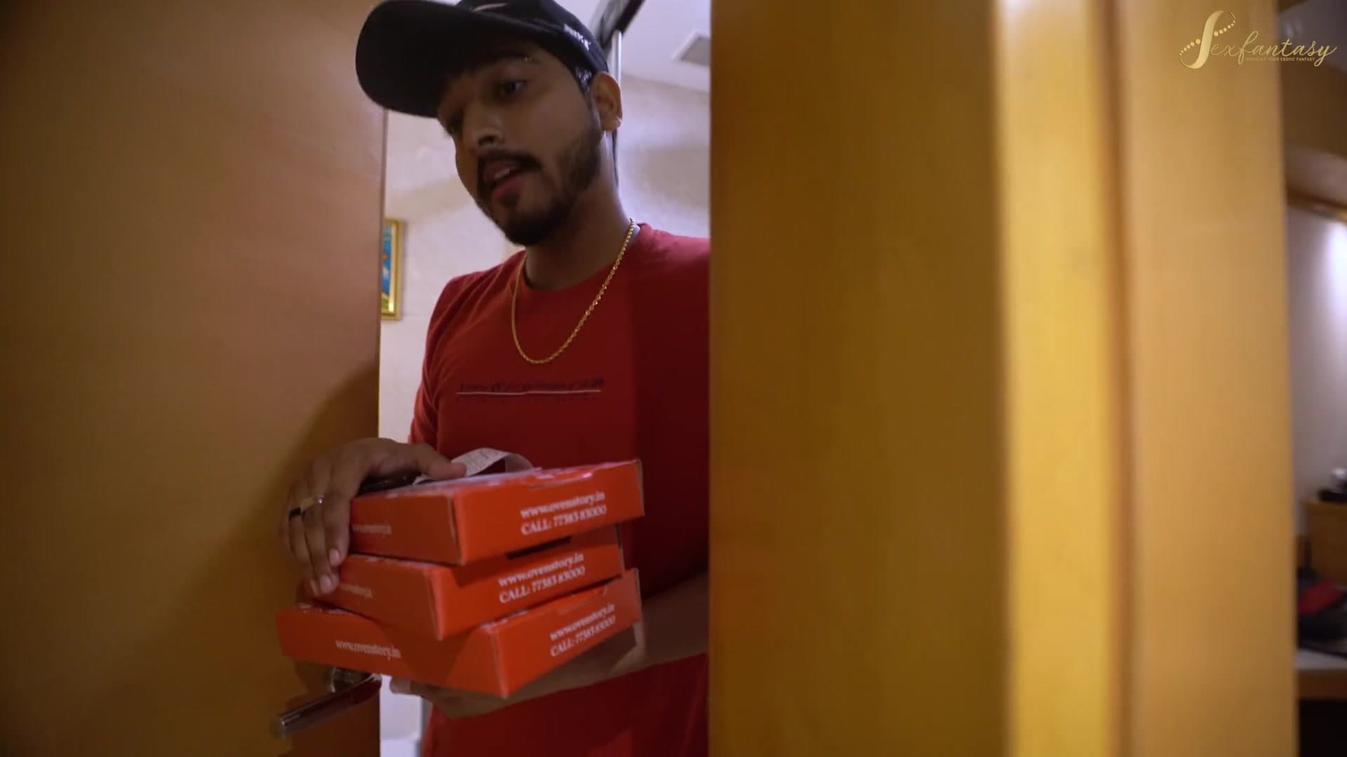 Pizza Boy Fucked a Horny Girl While She Was Playing With Her Pussy