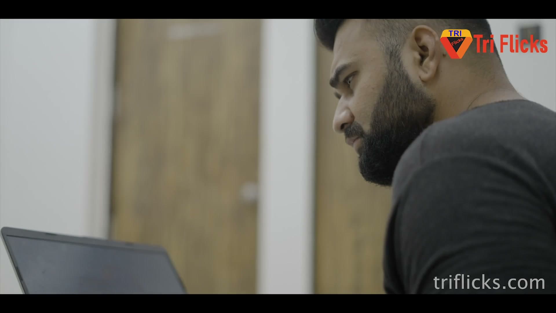 Garmi Season 2 Zoya Rathore and Ayushi Bhomik Uncut Scene screenshot 4