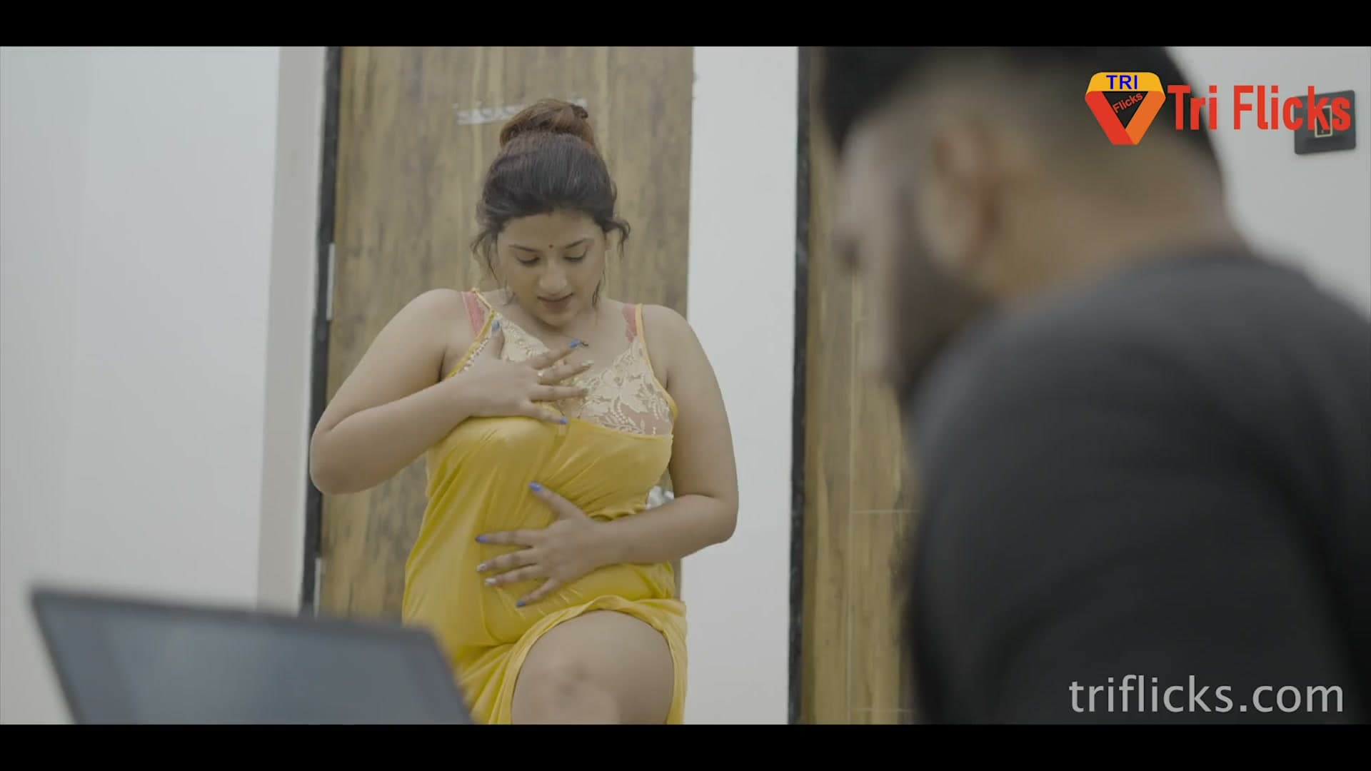 Garmi Season 2 Zoya Rathore and Ayushi Bhomik Uncut Scene screenshot 8