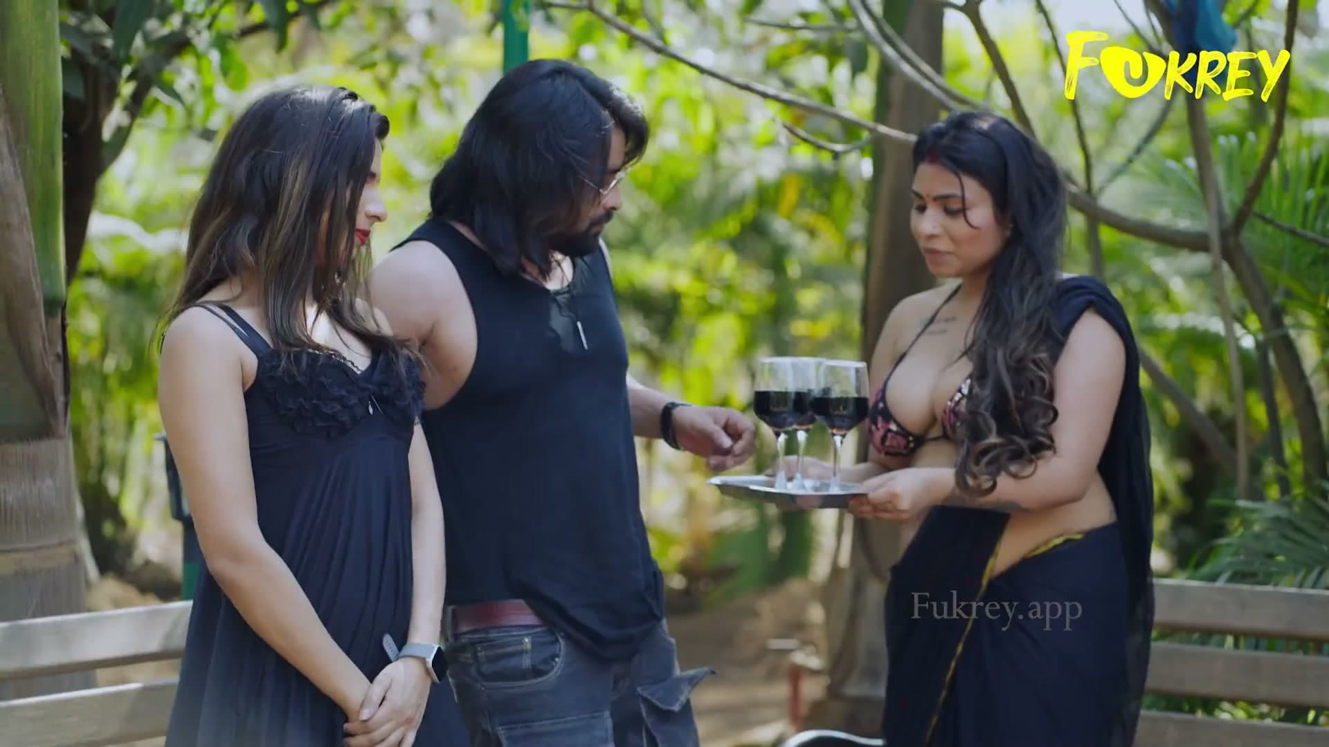 Outdoor Threesome Fucking in Swimming Pool screenshot 2