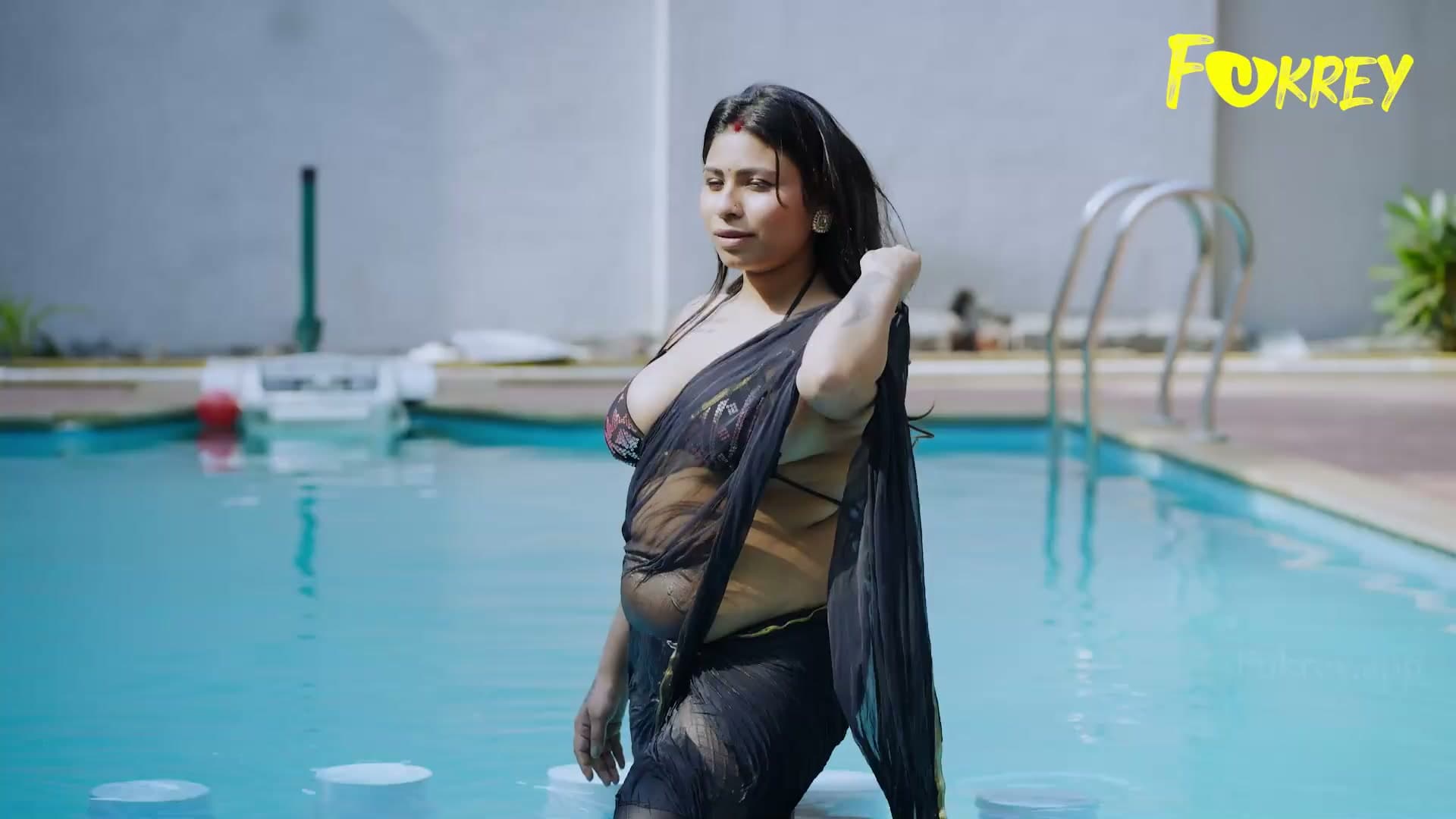 Outdoor Threesome Fucking in Swimming Pool screenshot 3