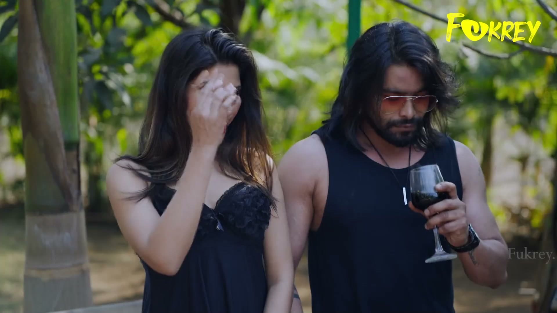 Outdoor Threesome Fucking in Swimming Pool screenshot 4