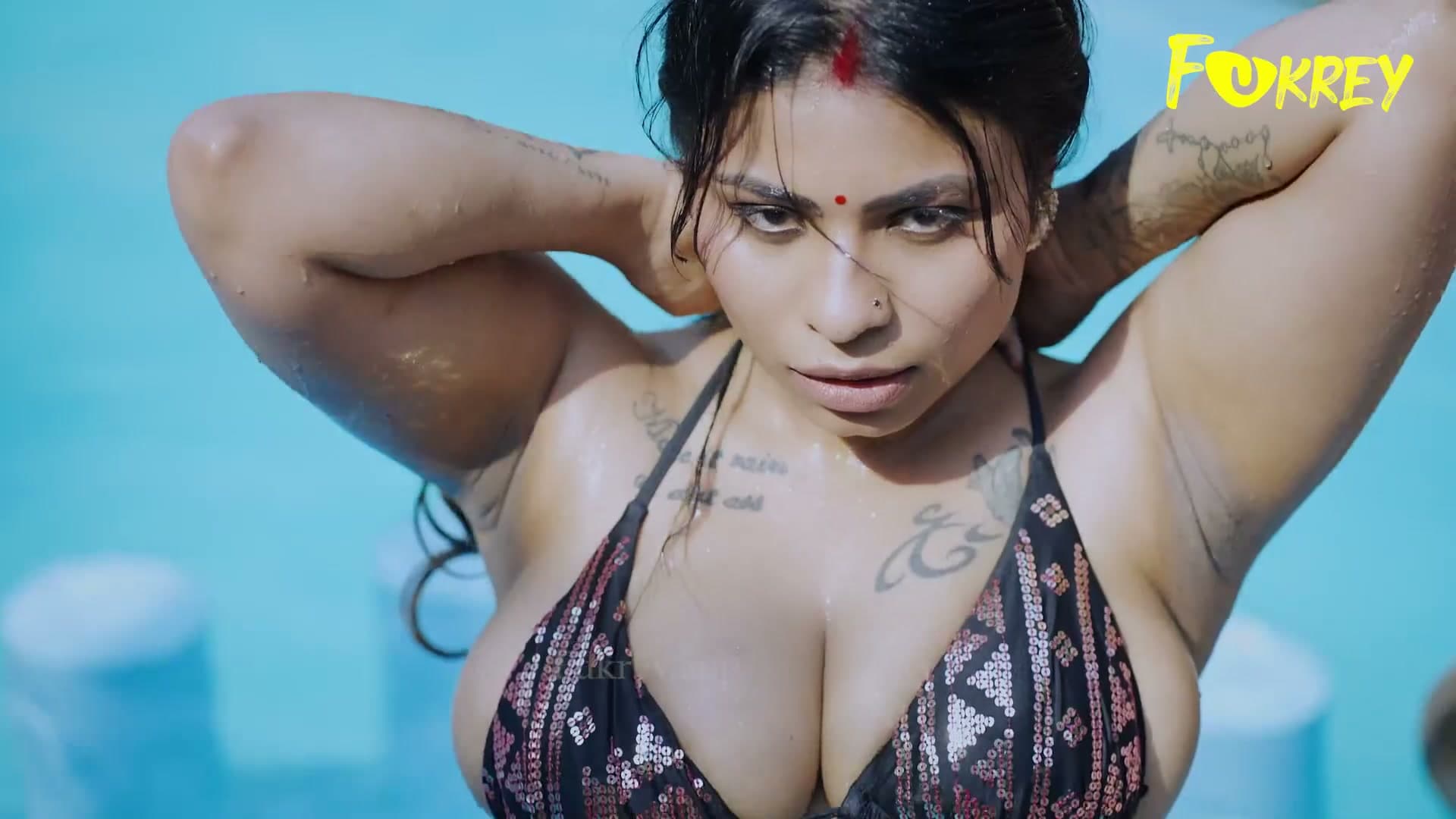 Outdoor Threesome Fucking in Swimming Pool