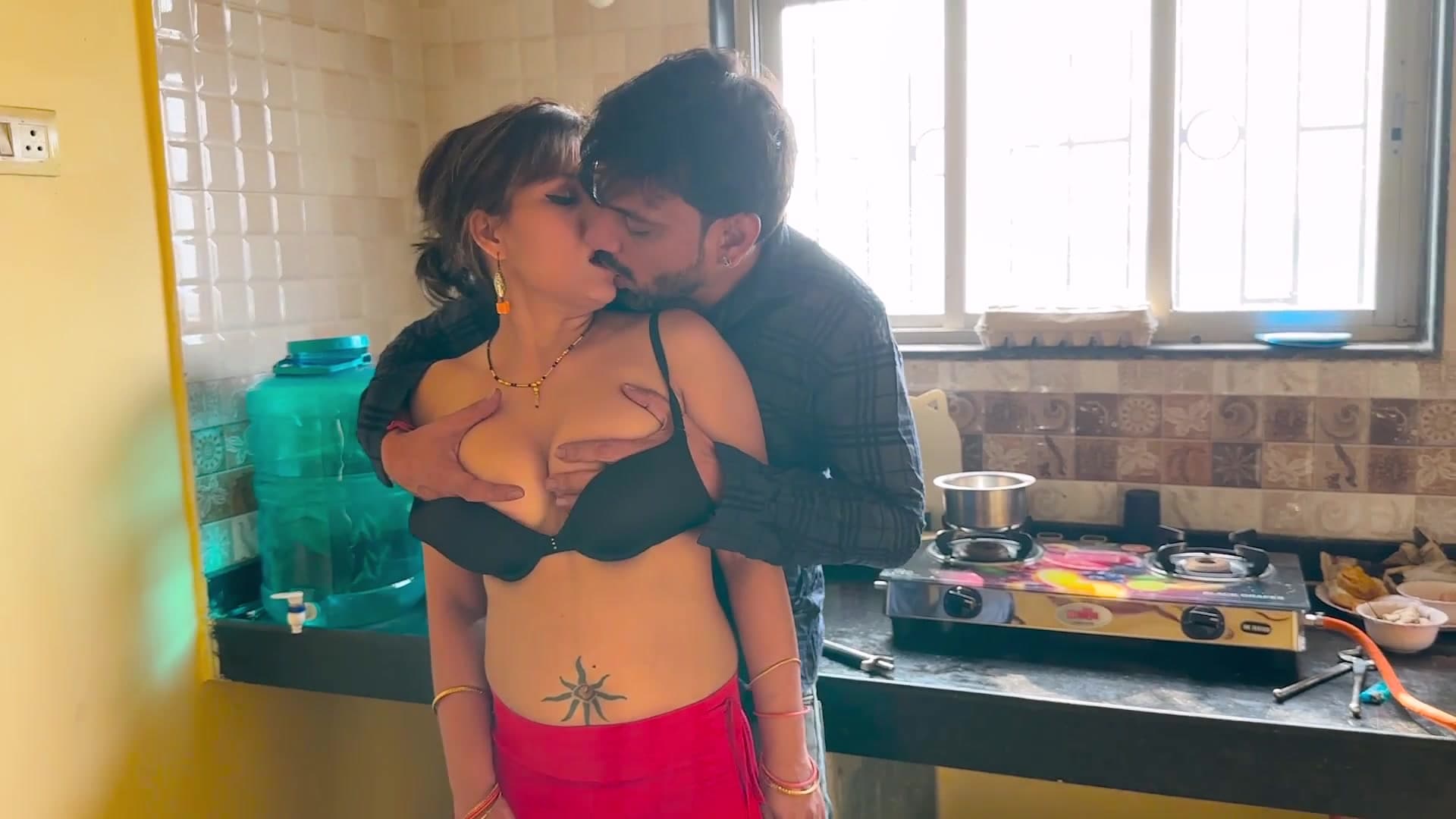 Indian Desi Bhabhi Savita Fucks Her Boss While Home Alone screenshot 2