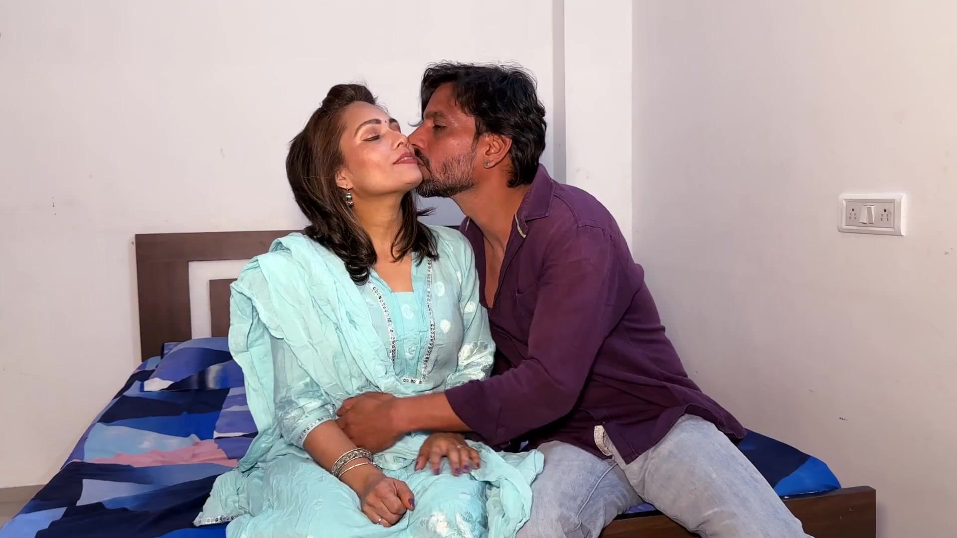 Zoya Rathore and Her Husband Fucked in the New House They Were Checking Out