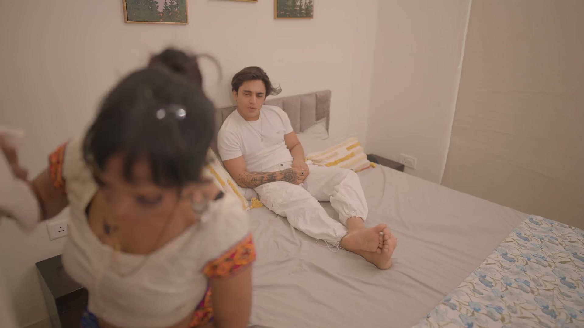 Malik got horny seeing the sexy maid and started fucking her hard with Hindi audio screenshot 2