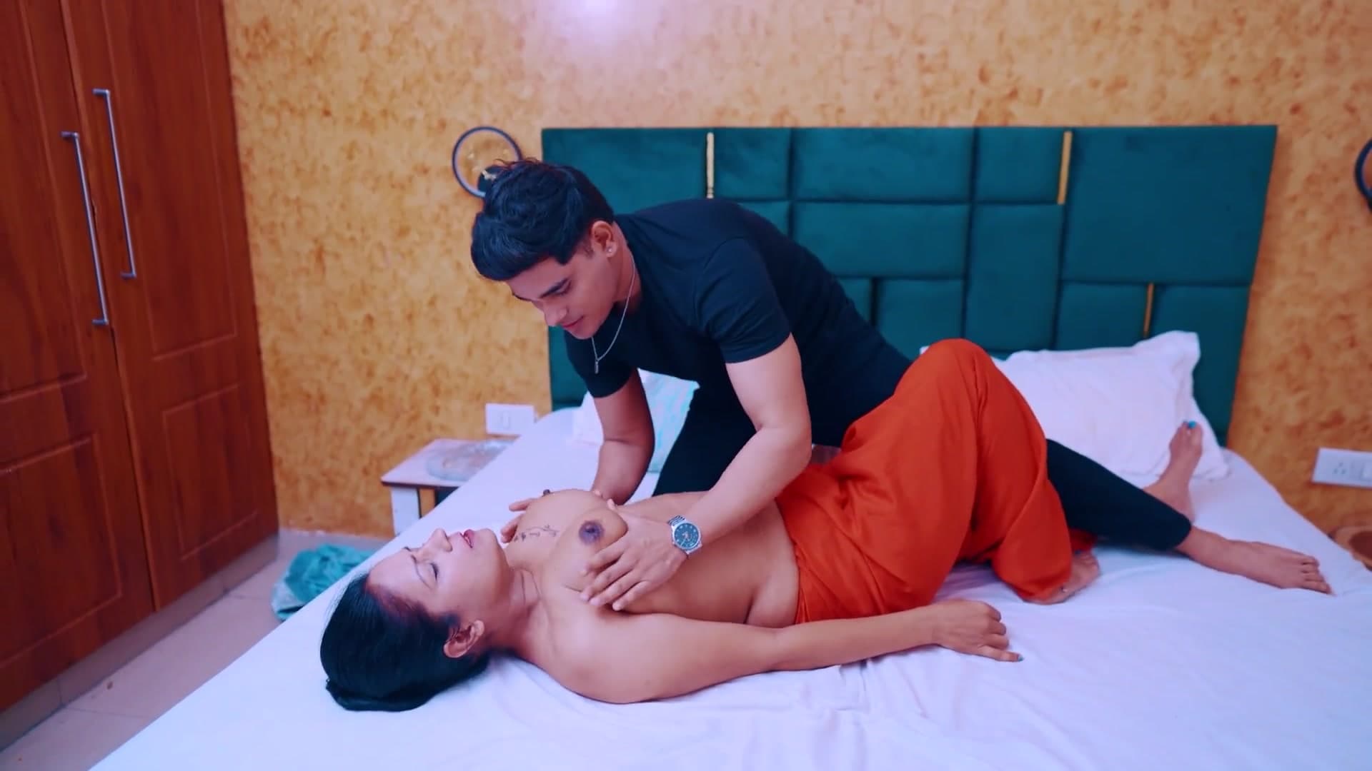 Horny Stepson Gets Hard Seeing His Stepmom's Sexy Body screenshot 2