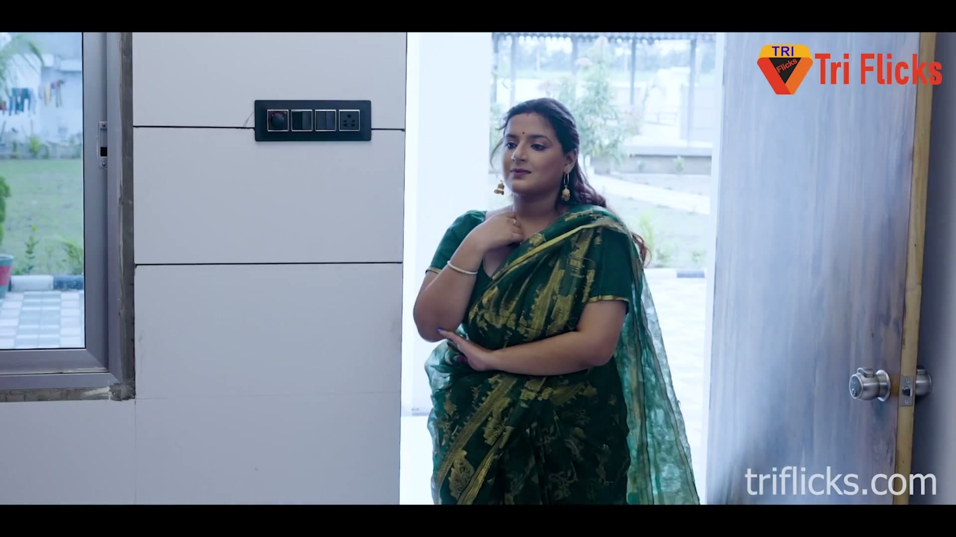 Garmi Season Lesbian Scene with Zoya Rathore and Aysuhi Bhowmick screenshot 2