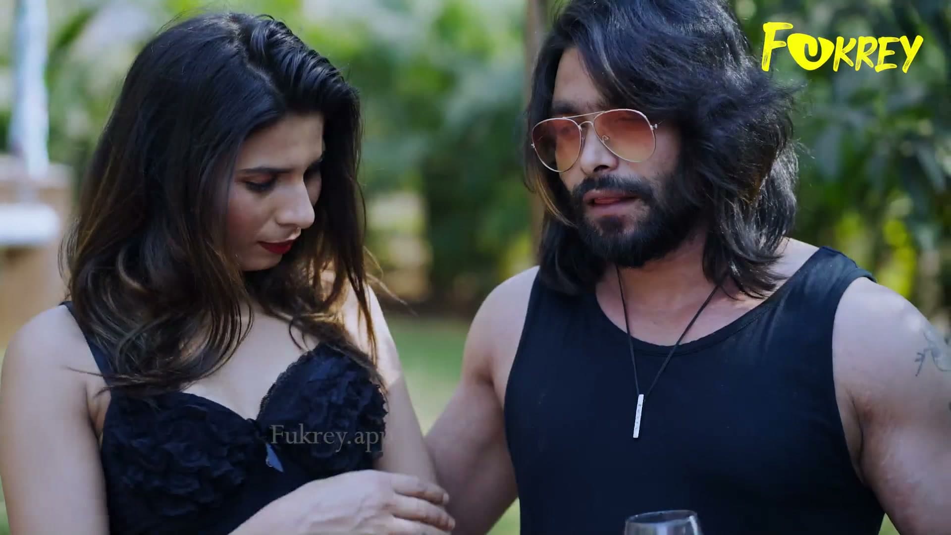 Outdoor Threesome Fucking in Swimming Pool screenshot 6