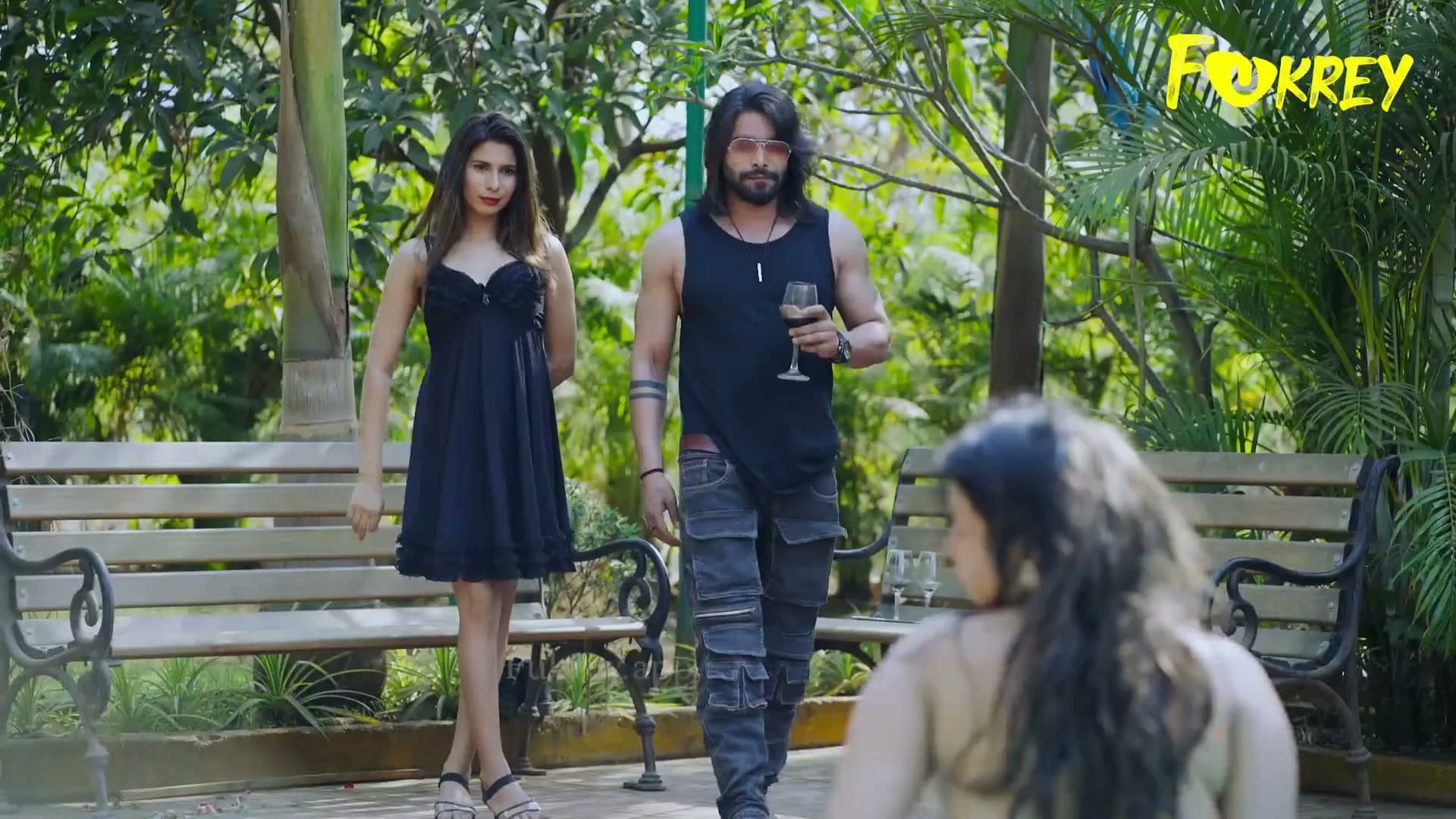 Outdoor Threesome Fucking in Swimming Pool screenshot 8